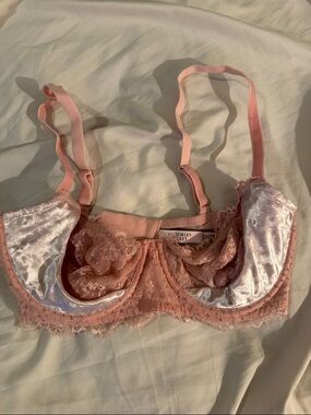 Victoria's Secret Pink Lace & Velvet Underwire Bra